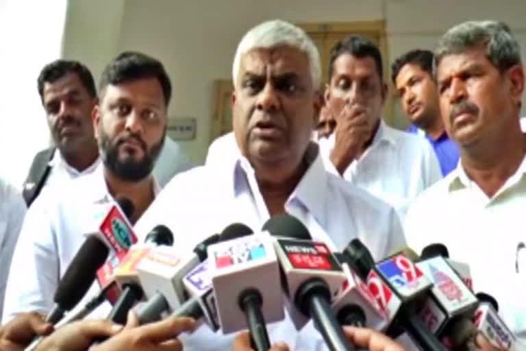 hd-revanna-shouts-at-officers-infront-of-dc-in-hasan