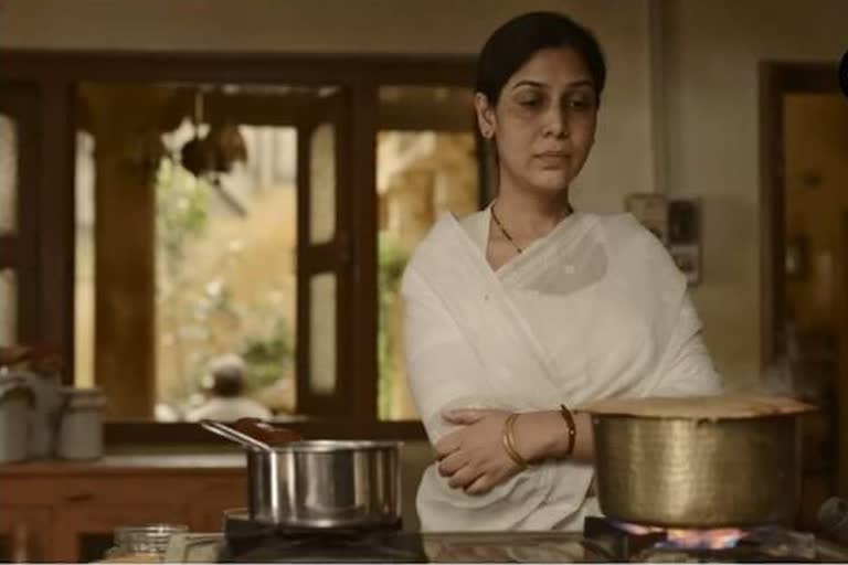 Scene depicting how women work even amidst grief from Netflix's Sakhshi Tanwar starrer 'Mai' goes viral  ചർച്ചയായി മായി സീരിസിലെ രംഗം  മായി സീരിസ്  സാക്ഷി തൽവാർ  Mai series  മായി നെറ്റ്ഫ്ലിക്‌സ് സീരിസ്  Sakhshi Tanwar starrer 'Mai' goes viral  Netflix