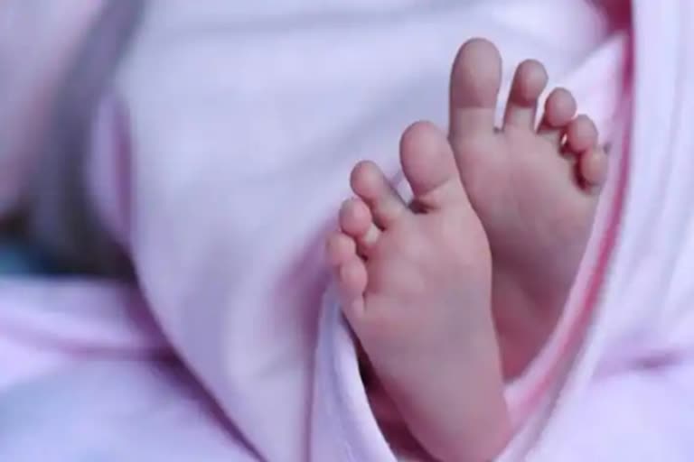 Abandoned baby boy found in railway track at Andhra pradesh Vizianagaram  Abandoned baby boy found in railway track near Kothavalasa Railway Station  ആന്ധ്രയിൽ റെയിൽവേ ട്രാക്കിൽ ഉപേക്ഷിച്ച നിലയിൽ നവജാത ശിശുവിനെ കണ്ടെത്തി  ആന്ധ്രാപ്രദേശ് വിജയനഗരം ഉപേക്ഷിക്കപ്പെട്ട നിലയിൽ ആൺകുഞ്ഞിനെ കണ്ടെത്തി  ആന്ധ്രയിൽ ഉപേക്ഷിച്ച നിലയിൽ നവജാത ശിശു  കോതവലസ റെയിൽവേ സ്റ്റേഷന് സമീപത്തെ ട്രാക്കിൽ ആൺകുഞ്ഞ്