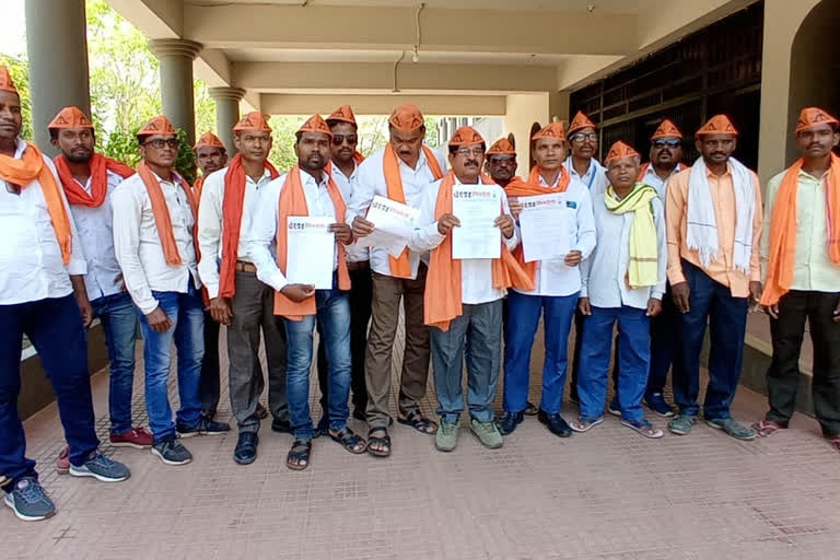 Shivsena workers submitted memorandum to Dhamtari collector