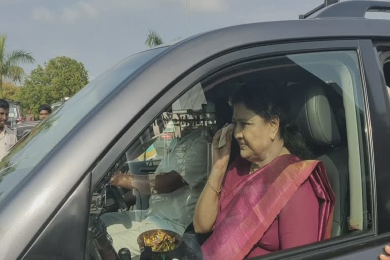 உங்களை வரவேற்க வரும் அமமுகவினரை தினகரன் கட்சியை விட்டு நீக்குகிறாரா ? சசிகலாவின் பதில் என்ன?