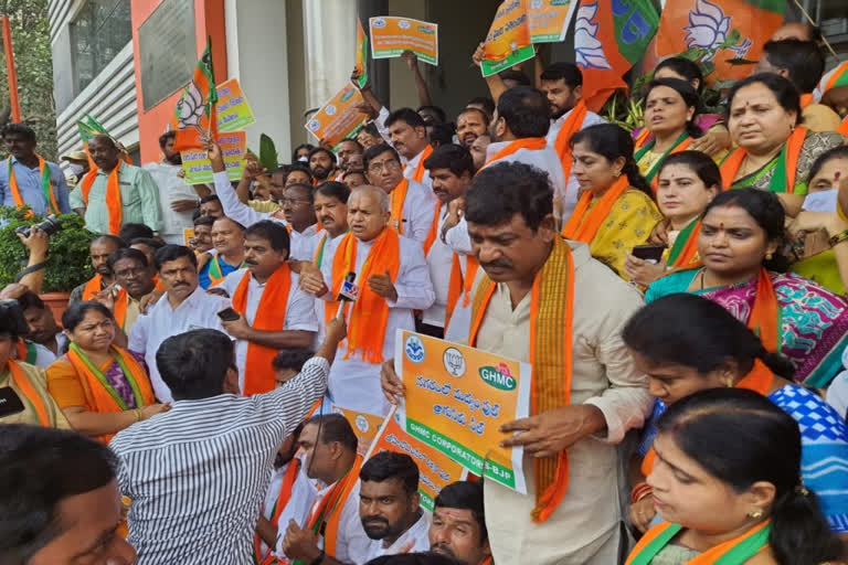 BJP dharna at Khairatabad