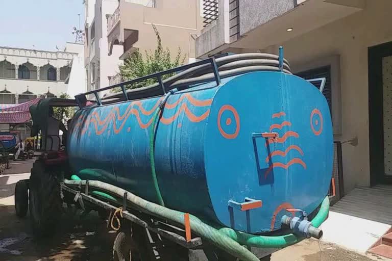 Water problem in Ahmedabad: કાળઝાળ ગરમી વચ્ચે પાણીની સમસ્યા સર્જાઈ, ગોમતીપુરમાં આવ્યું ટેન્કર રાજ