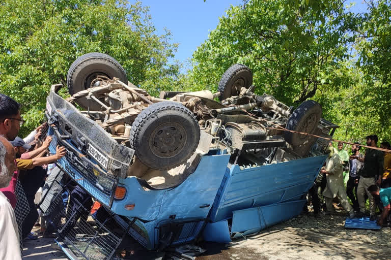 Crpf Vehicle  met accident in shopian ,5 personal  Injured