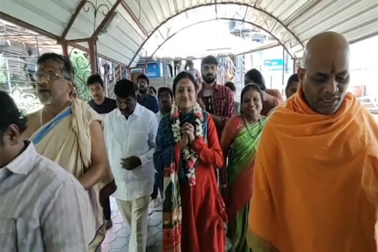 anchor  Suma visiting Sri Bhadrakali Temple