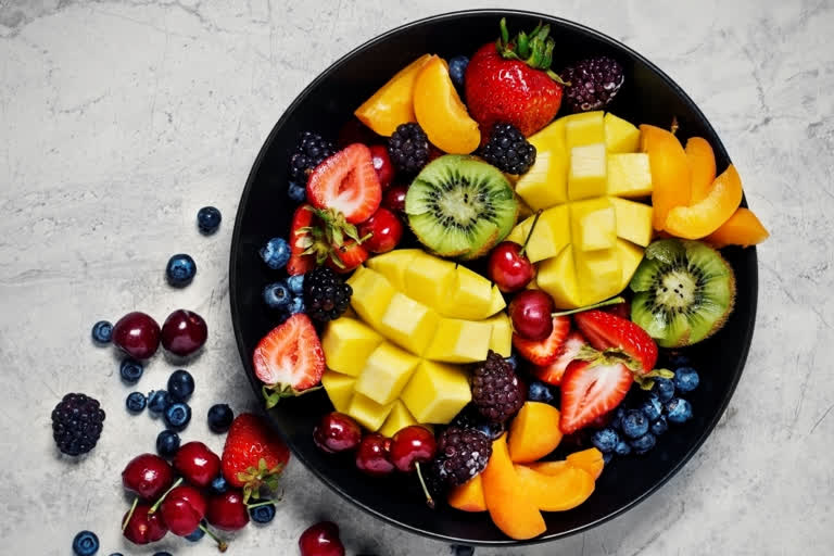 8 Fruits to keep you hydrated in summers, summer fruits, healthy foods for summers, summer health tips, summer diet tips, healthy lifestyle tips