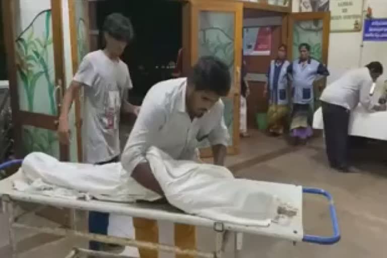 father carried son corpse in bike  ambulance driver asks more money  thirupathi ambulance incident  ആംബുലൻസ് ഡ്രൈവർമാരുടെ ക്രൂരത  തിരുപ്പതി ചിറ്റ്വേലി  മകന്‍റെ മൃതദേഹം ബൈക്കിൽ കൊണ്ടുപോയി അച്ഛൻ