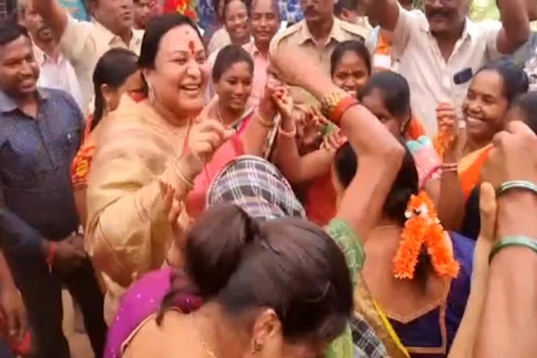 pathapatnam mla reddy Shanthi dance with the tribals