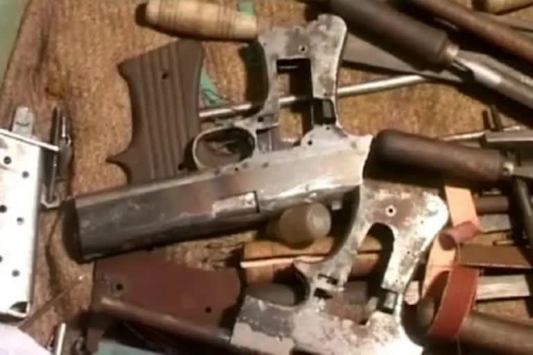 Kerala: 2 persons arrested for producing country-made guns  വീടുകളില്‍ റെയ്‌ഡ്  തോക്ക്  വെടിയുണ്ട  വെടിമരുന്ന്  തോക്കിന്‍ കുഴല്‍  പൊലിസ്  പൊലിസ് റെയ്ഡ്