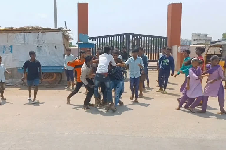 Students fights on roads in ananthapur district