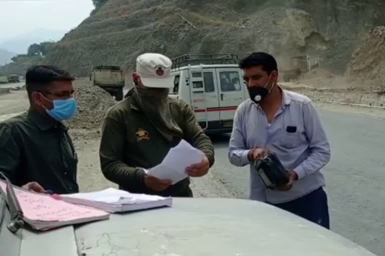 Vehicle Registration checking in Ramban: سرینگر - جموں قومی شاہراہ پر گاڑیوں کے دستاویز کی چیکنگ