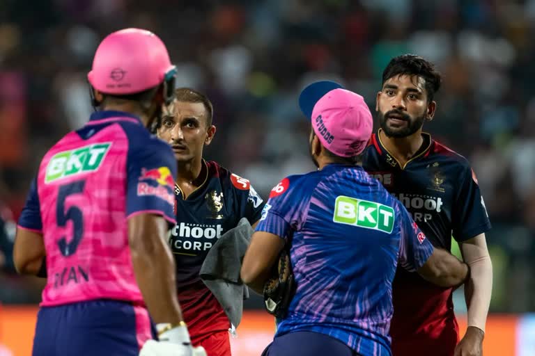 IPL 2022  harshal patel refuses shake hands to riyan parag  rajasthan royals vs royal challengers bangalore  രാജസ്ഥാന്‍ റോയല്‍സ്  റോയൽ ചാലഞ്ചേഴ്‌സ് ബാംഗ്ലൂർ  ഹര്‍ഷല്‍ പട്ടേല്‍  റിയാന്‍ പരാഗ്  ഐപിഎല്‍ 2022