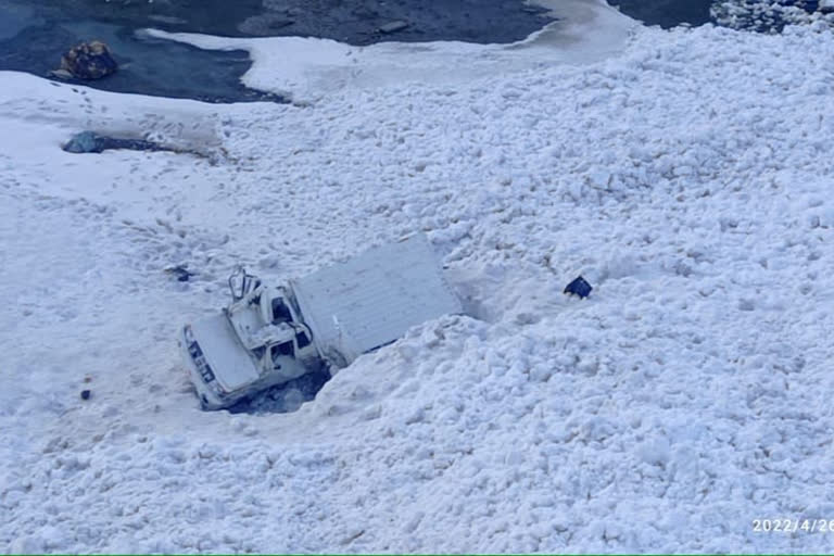 driver-killed-as-snow-avalanche-hits-vehicle-at-shaitan-nallah