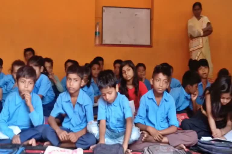 पटनासिटी में मंदिर में पढ़ने को मजबूर स्कूली बच्चे
