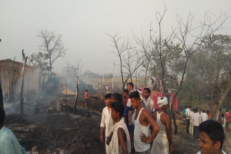 वैशाली में अगलगी में 42 घर जलकर राख, एक बच्ची की झुलसने से मौत, houses  burnt due to fire in vaishali