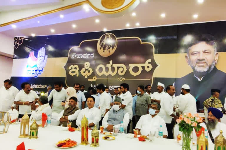 arrange  iftar party for Muslim community in Bengaluru, DKShi arranged iftar party for Muslim community in Bengaluru, Congress Iftar party news, ಬೆಂಗಳೂರಿನಲ್ಲಿ ಮುಸ್ಲಿಂ ಸಮುದಾಯಕ್ಕೆ ಇಫ್ತಾರ್ ಕೂಟ ಆಯೋಜನೆ, ಬೆಂಗಳೂರಿನಲ್ಲಿ ಮುಸ್ಲಿಂ ಸಮುದಾಯಕ್ಕೆ ಇಫ್ತಾರ್ ಕೂಟ ಏರ್ಪಡಿಸಿದ ಡಿಕೆಶಿ, ಕಾಂಗ್ರೆಸ್ ಇಫ್ತಾರ್ ಕೂಟ ಸುದ್ದಿ,