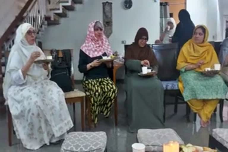 karnataka-non-muslim-women-wear-hijab-relish-iftar-feast-call-it-show-of-love