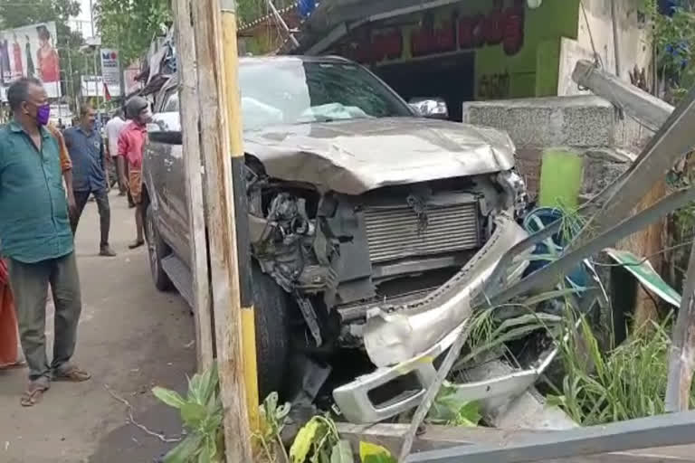 കാർ മീൻകടയിലേയ്ക്ക് ഇടിച്ചു കയറി ഇതരസംസ്ഥാന തൊഴിലാളി മരിച്ചു.  വാഹനാപകടം  കാറപകടം  നിയന്ത്രണം വിട്ട കാര്‍ മീന്‍കടയിലേക്ക് ഇടിച്ചു കയറി