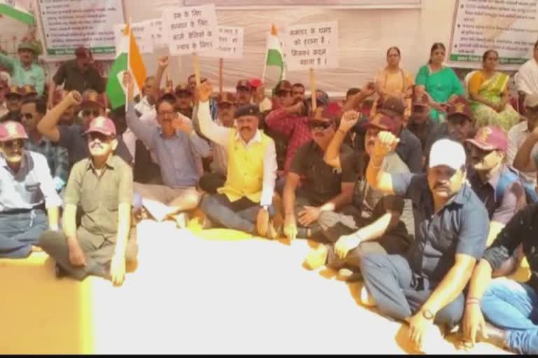 Ex Soldiers Protest at Jamnagar : જામનગરમાં 500 પૂર્વ સૈનિકો બેઠાં ધરણા પર, જાણો કેમ?