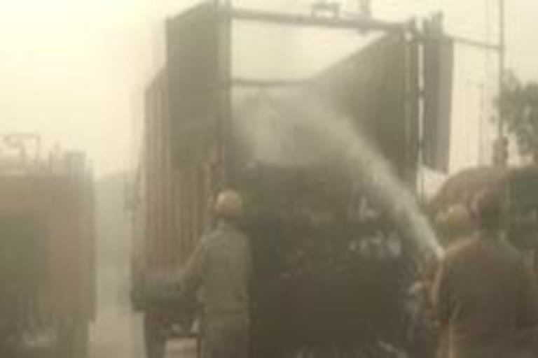 fire-broke-out-in-running-truck-in-jehangirpuri