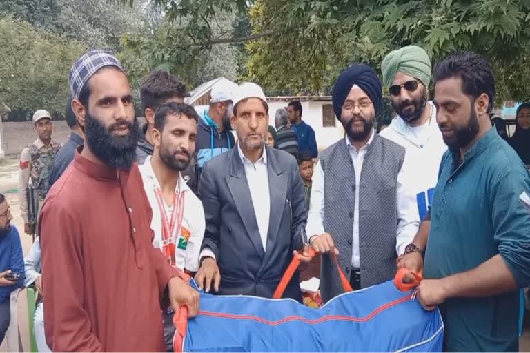 ddc-member-distributed-sports-kits-in-awantipora