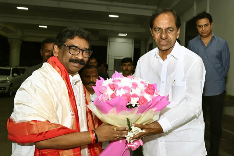 DOC Title * JHARKHAND CM HEMANT SOREN MEETS TELANGANA CM KCR AT PRAGATHI BHAVAN