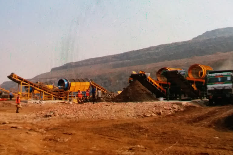 fire in mountain of Bhalswa landfill site