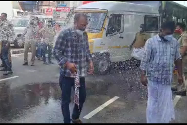 Suicide attempt in front of Secretariat  തൊഴിലുടമ ഭീഷണപ്പെടുത്തുന്നു  സെക്രട്ടേറിയറ്റിനുമുന്നില്‍ യുവാക്കളുടെ ആത്മഹത്യ ശ്രമം