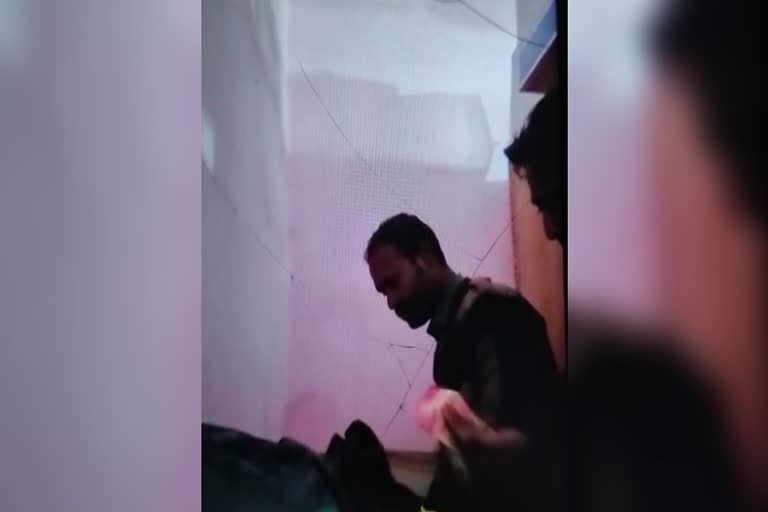 वैशाली में पुलिसकर्मी का शराब पीते वीडियो