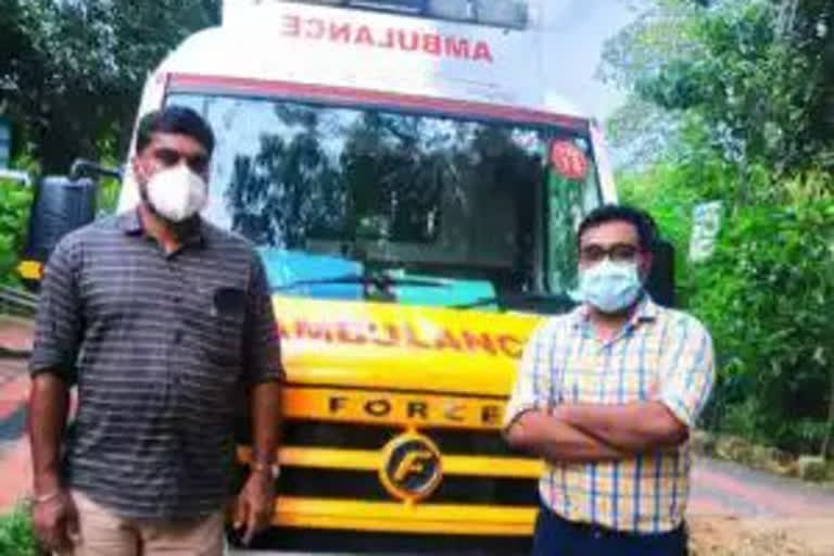 #pta rescue  adivasi woman's delivery in forest  services of 108 ambulance  ആ​ദി​വാ​സി യു​വ​തിക്ക് കാ​ടിനുള്ളിൽ പ്ര​സ​വം; ര​ക്ഷ​ക​രാ​യി ആം​ബു​ല​ന്‍​സ് ജീ​വ​ന​ക്കാ​ര്‍