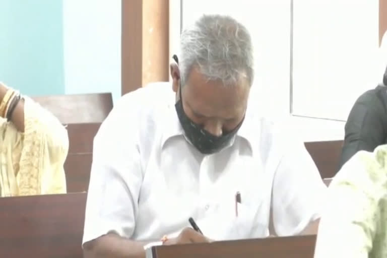 odisha mla angad kanhar appeared in hse exam at the age of 70  പഠനത്തിന് പ്രായം ഒരു തടസമല്ലെന്ന് തെളിയിച്ച് ഒഡിഷ എംഎല്‍എ  age is not a bar for learning  എഴുപതാം വയസില്‍ എംഎല്‍എ എച്ച്എസ്‌സി പരീക്ഷയെഴുതി