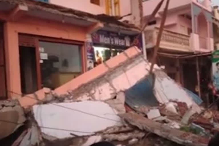 several injured in building collapse in Yadagirigutta