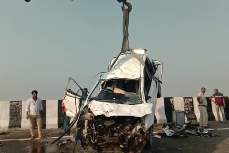 Accident Between Gujarat and Kerala Based cars in Karnataka  haveri car accident  കർണാടകയിൽ കേരള-ഗുജറാത്ത് കാറുകൾ കൂട്ടിയിടിച്ച് അപകടം  കർണാടക കാർ അപകടം  ഹാവേരി വാഹനാപകടം