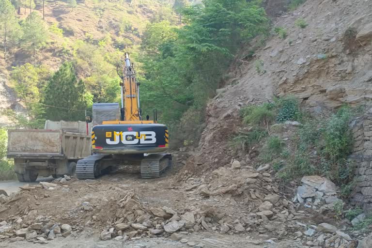 Yamunotri highway from Dharasu band to Silkyara is in bad condition