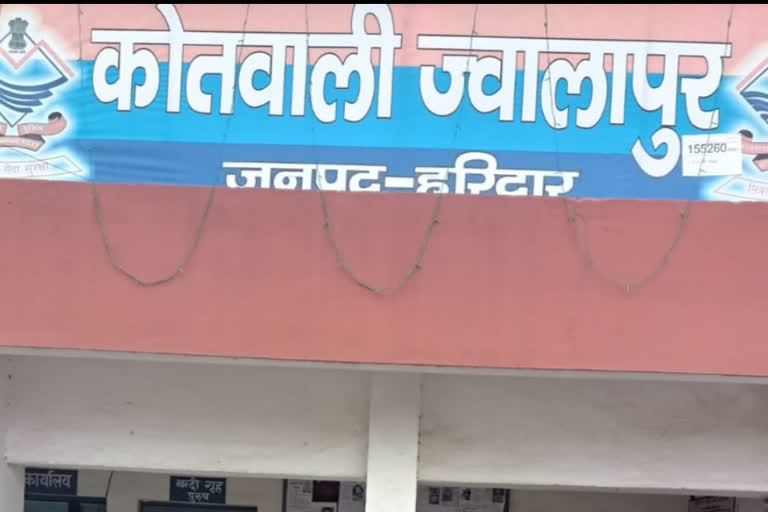 कमरे में पति ने लगाई फांसी,