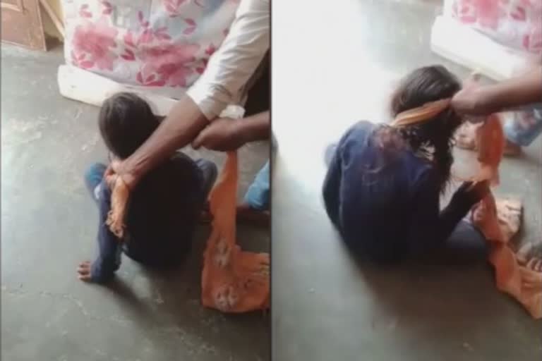 father beats daughter in bathinda  girl beaten by father in punjab  father attacks daughter  എട്ട് വയസുകാരിക്ക് അച്ഛന്‍റെ ക്രൂരമർദനം  അച്ഛൻ മകളെ മർദിച്ചു