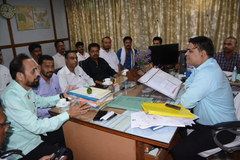 MP holds meeting with electricity department officials