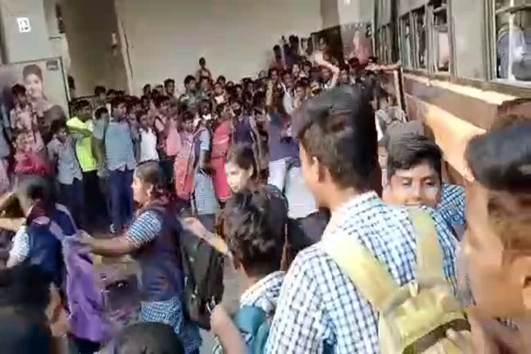 Argument between school girls in Madurai turns into full-blown fight  Argument between school girls  Argument between school girls in Madurai  school girls fight  മധുര സ്‌കൂൾ വിദ്യാർഥികൾ തമ്മിൽ സംഘർഷം  മധുര സ്‌കൂൾ വിദ്യാർഥികൾ തമ്മിലുണ്ടായ തർക്കം  മധുര സ്‌കൂൾ വിദ്യാർഥികൾ തമ്മിൽ ഏറ്റുമുട്ടൽ  മധുര സ്‌കൂൾ വിദ്യാർഥികൾ