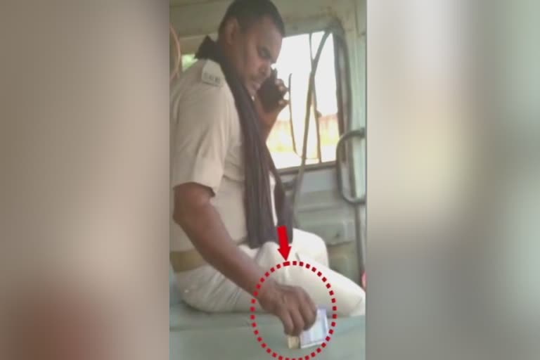 भोजपुर में पुलिसकर्मी का घूस लेते वीडियो वायरल
