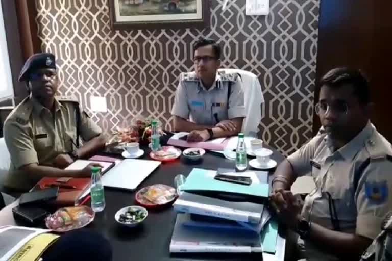 dig-anish-gupta-meeting-with-police-officials-in-lohardaga