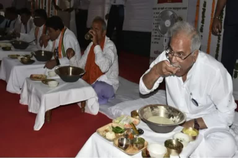 CM Bhupesh Baghel ate sacks of stale with laborers