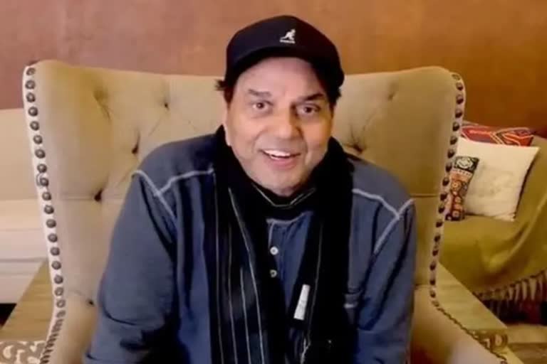 dharmendra returns home after hospitalisation  dharmendra hospitalisation  bollywood actor dharmendra  ആരോഗ്യനിലയിൽ ആശങ്കപ്പെടേണ്ടതില്ലെന്ന് ധർമ്മേന്ദ്ര  ബോളിവുഡ് താരം ധർമ്മേന്ദ്ര  ധർമ്മേന്ദ്ര ആശുപത്രിയിൽ  ആശുപത്രിവാസത്തിന് ശേഷം ധർമ്മേന്ദ്ര