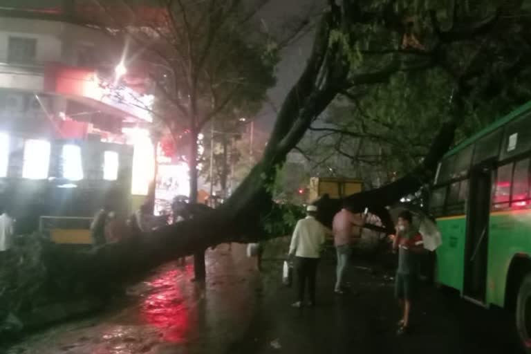 Heavy rainfall lashes Bengaluru, leads to waterlogging in some areas