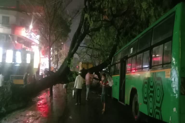 Heavy rainfall lashes Bengaluru  leads to waterlogging in some areas  ബംഗളൂരുവില്‍ കനത്ത മഴ  കനത്ത മഴ  കേരളം  കേരളം  waterlogging  rainfall lashes Bengaluru