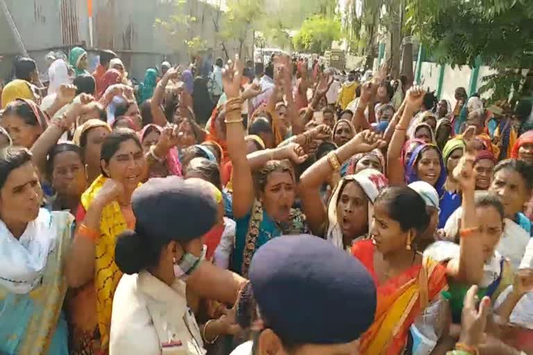 protest of women of cook union in Raipur