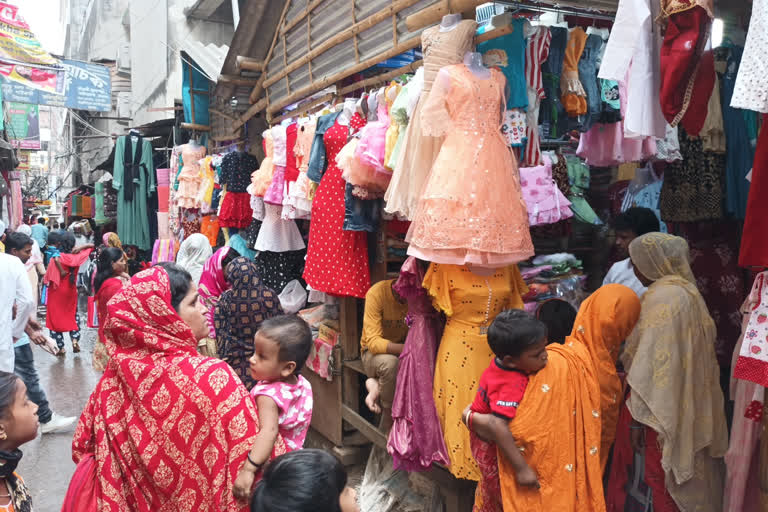 Price Rise Effects Textile Business of Kalichak Market in Eid