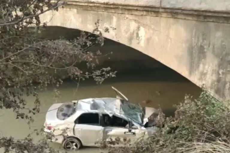 noida update news  road accident in noida  car fell into canal in greater noida  road accident in greater noida  नोएडा की ताजा खबर  नोएडा में सड़क हादसा  ग्रेटर नोएडा में कार नहर में गिरी  ग्रेटर नोएडा में कार गिरने से एक की मौत