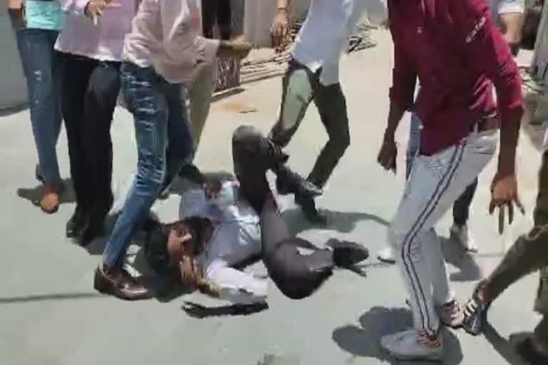 Political Clash in Surat : જૂઓ બે પક્ષોના કાર્યકર્તાઓ વચ્ચે છુટા હાથની મારામારી