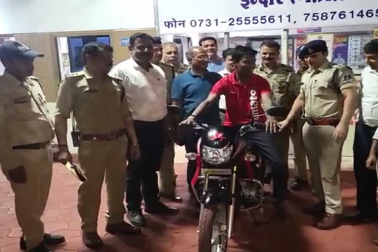 indore police gifted bike to zomato food delivery boy