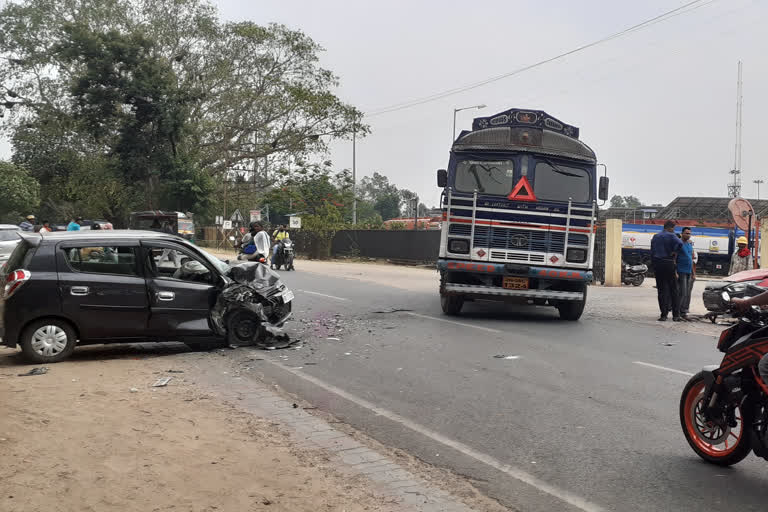 two cars collided in Khunti